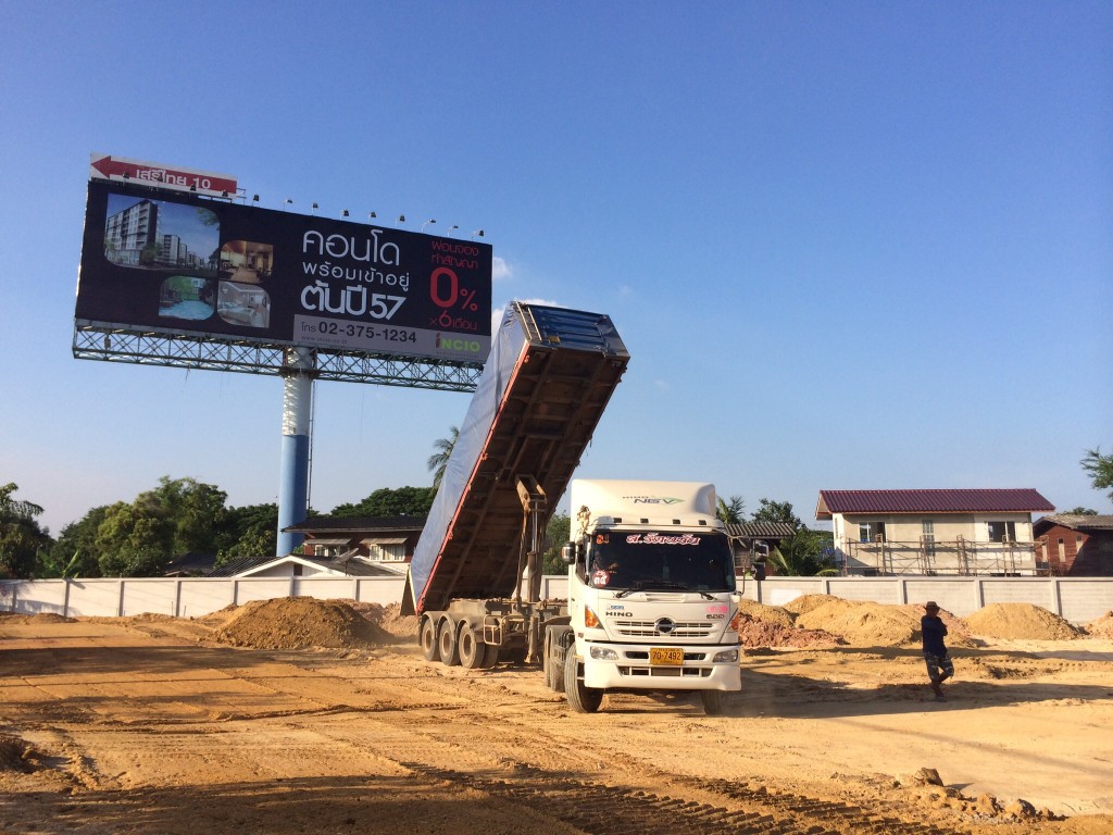 รถสิบล้อพ่วง ขนส่งดินลูกรัง